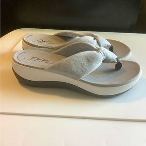 Size 5 sandals never worn
